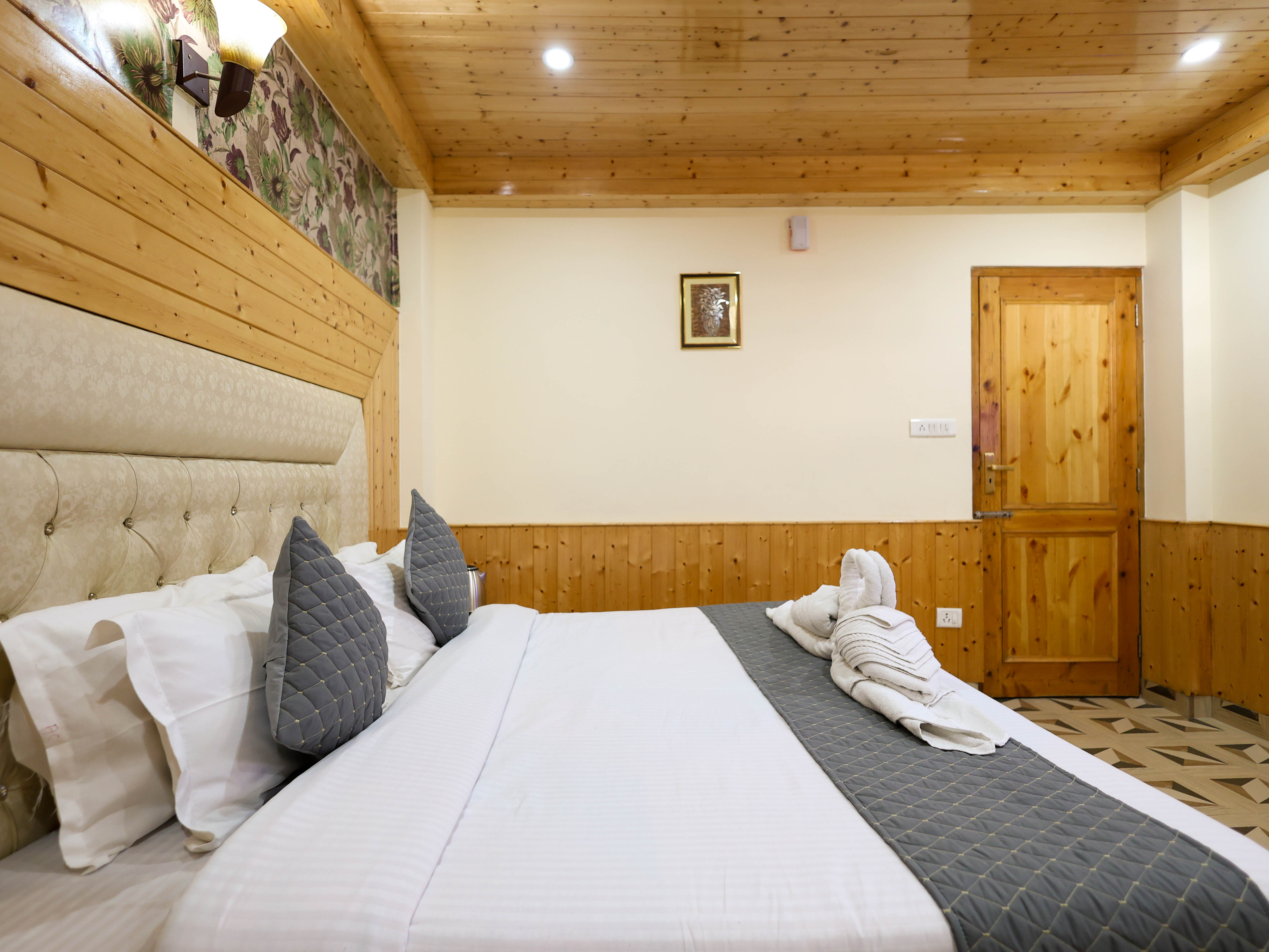 LUXURY ROOM WITH RIVER AND MOUNTAIN VIEW Gallery