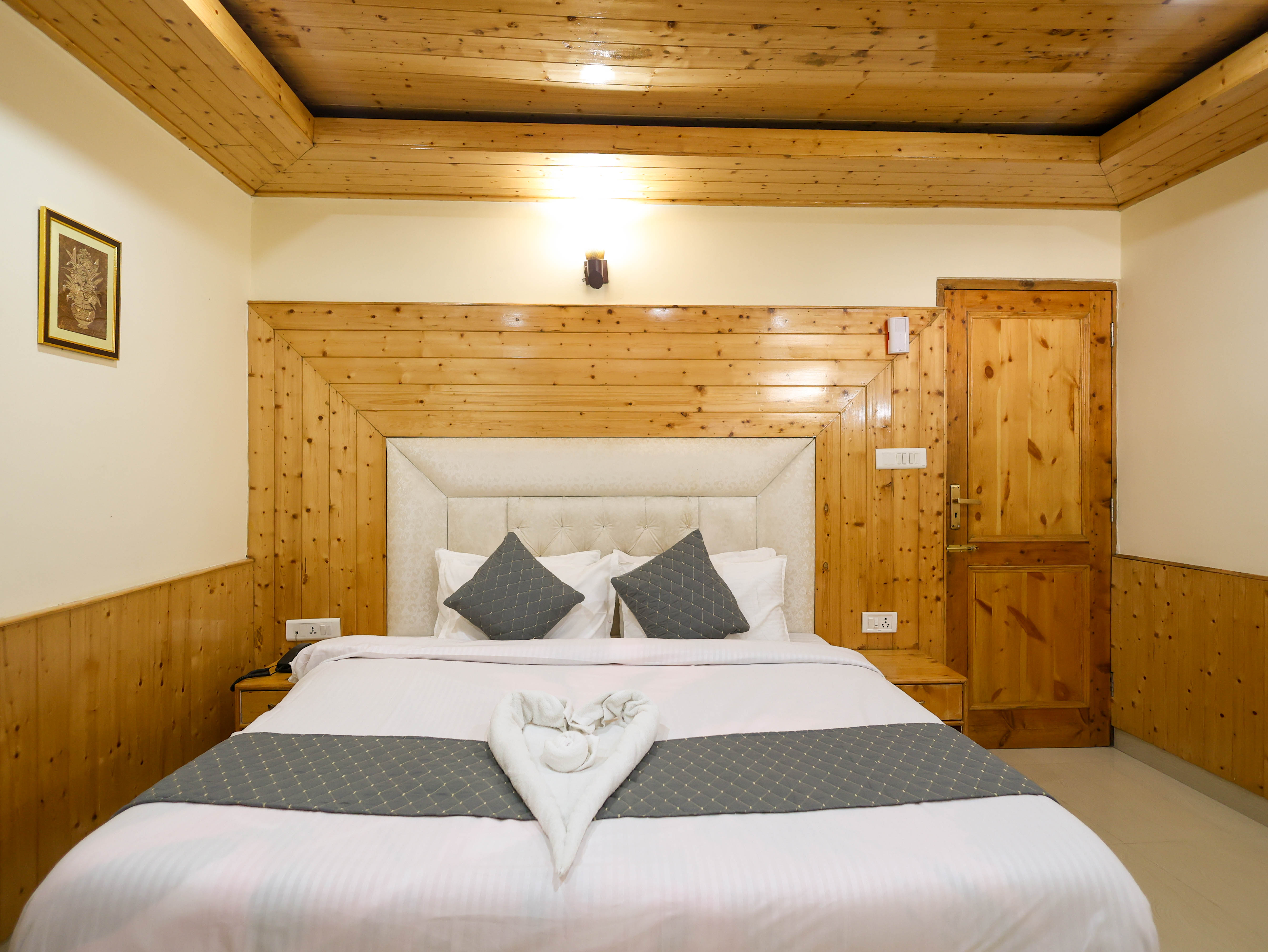 LUXURY ROOM WITH RIVER AND MOUNTAIN VIEW Gallery