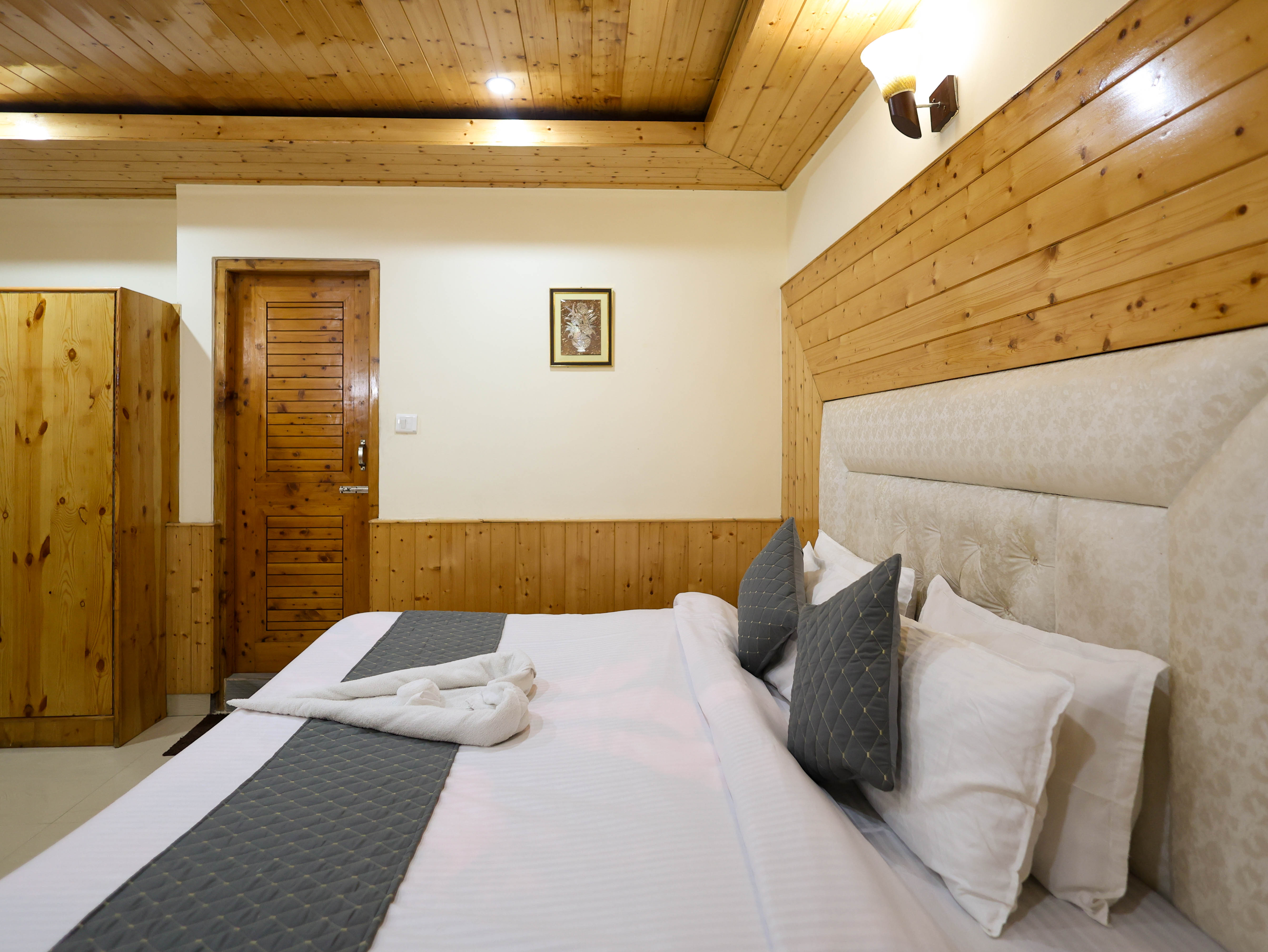 LUXURY ROOM WITH RIVER AND MOUNTAIN VIEW Gallery