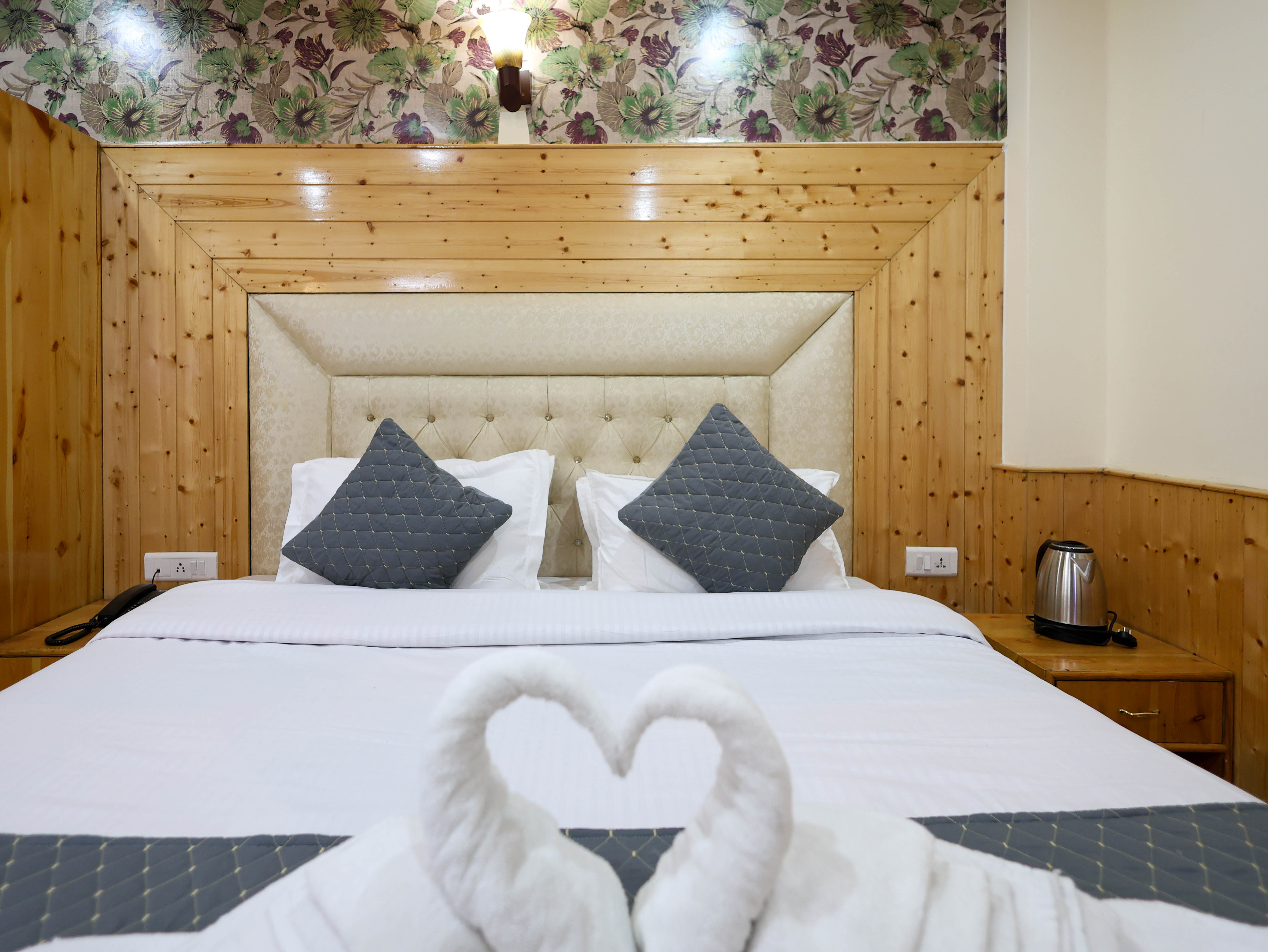 LUXURY ROOM WITH RIVER AND MOUNTAIN VIEW Gallery