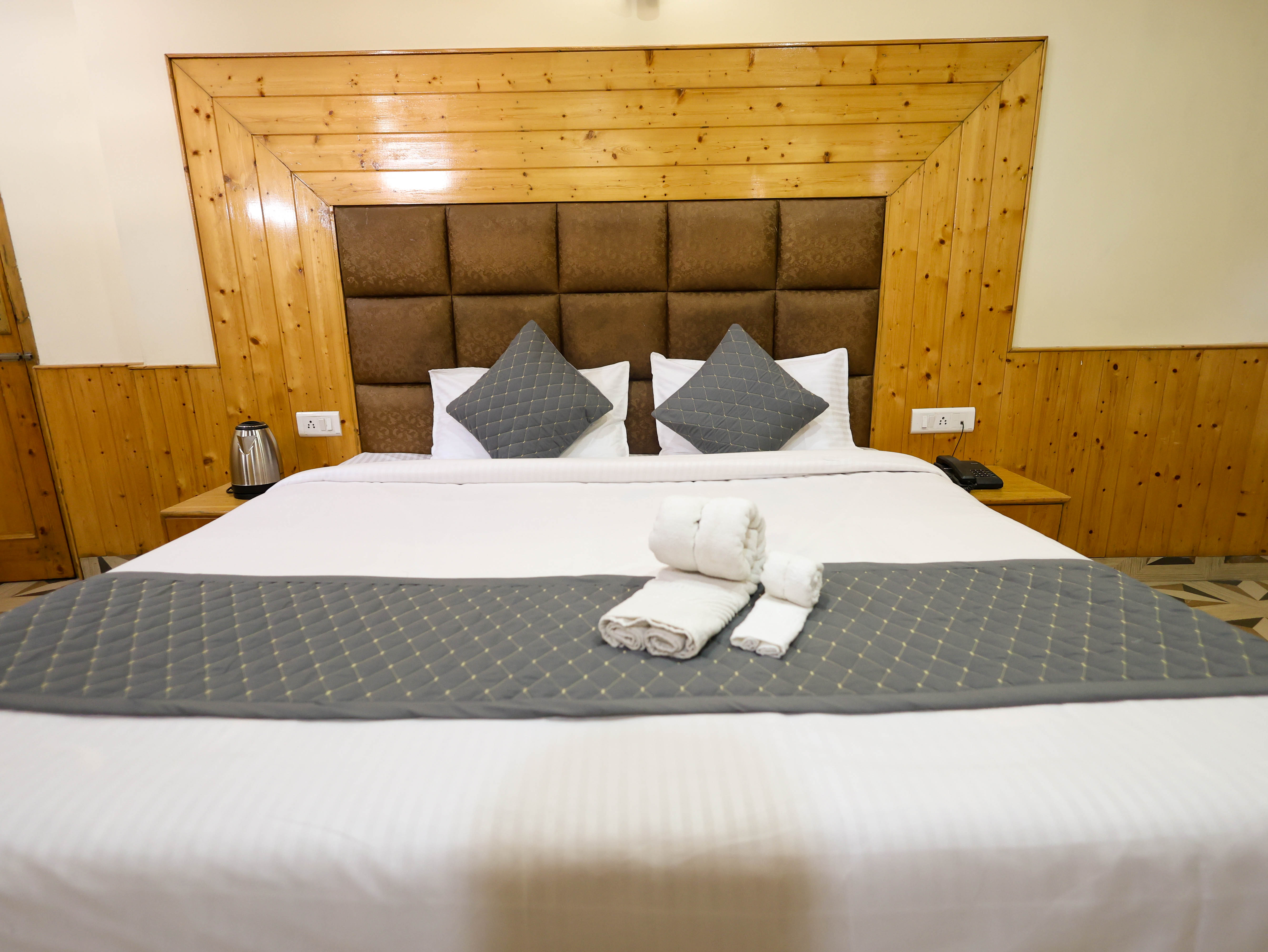 LUXURY ROOM WITH RIVER AND MOUNTAIN VIEW Gallery