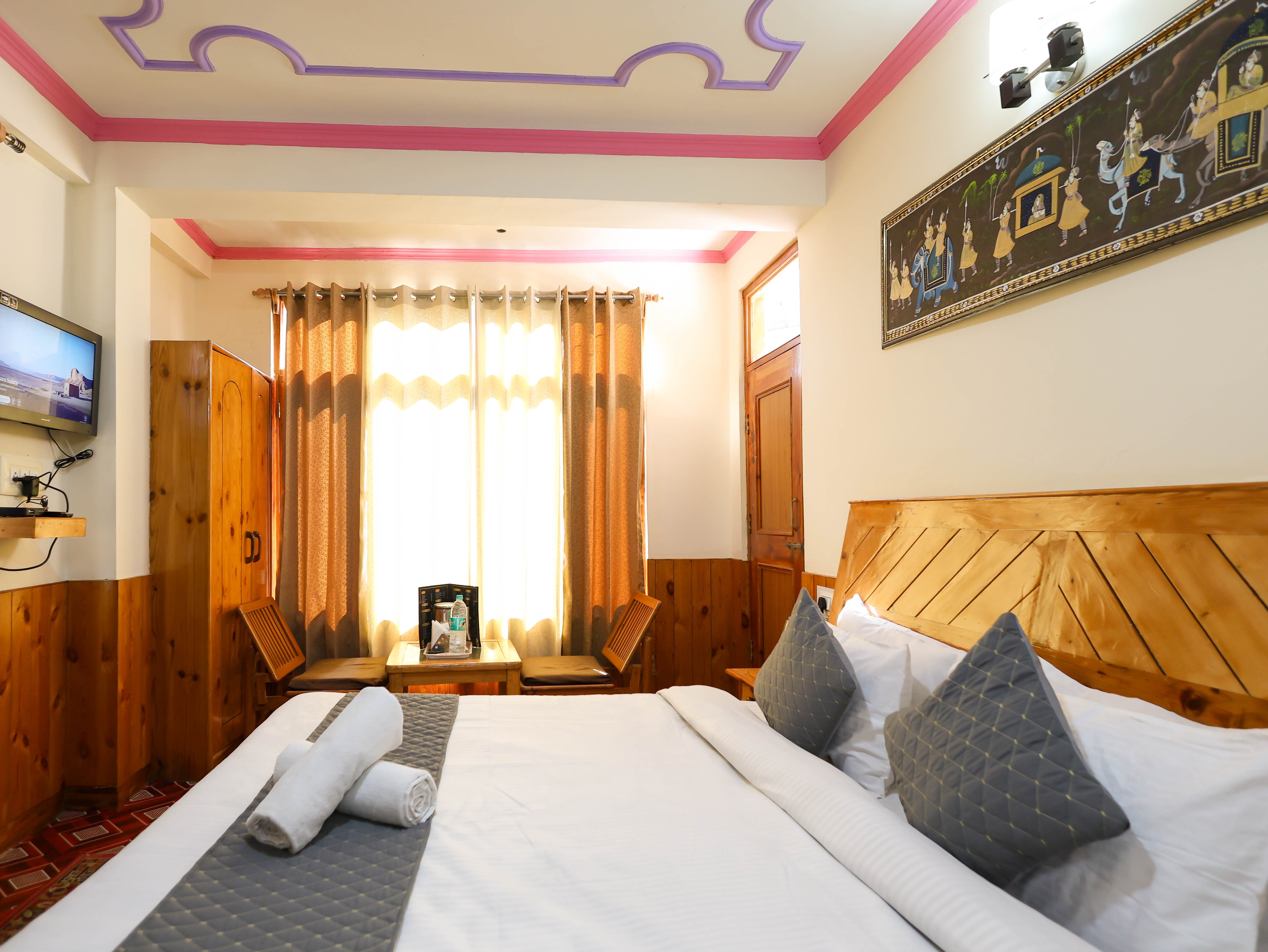 DELUXE ROOM WITH SNOW COVERED MOUNTAIN VIEW Gallery